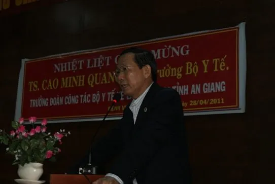 thu-truong-bo-y-te-ts-cao-minh-quang-den-tham-benh-vien-da-khoa-trung-tam-an-giang2