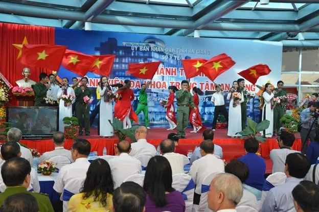 Một tiết mục văn nghệ chào mừng. Ảnh: Trần Văn Quốc