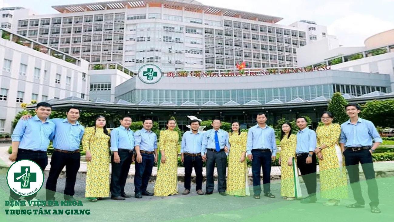 A group of people standing in front of a building

Description automatically generated
