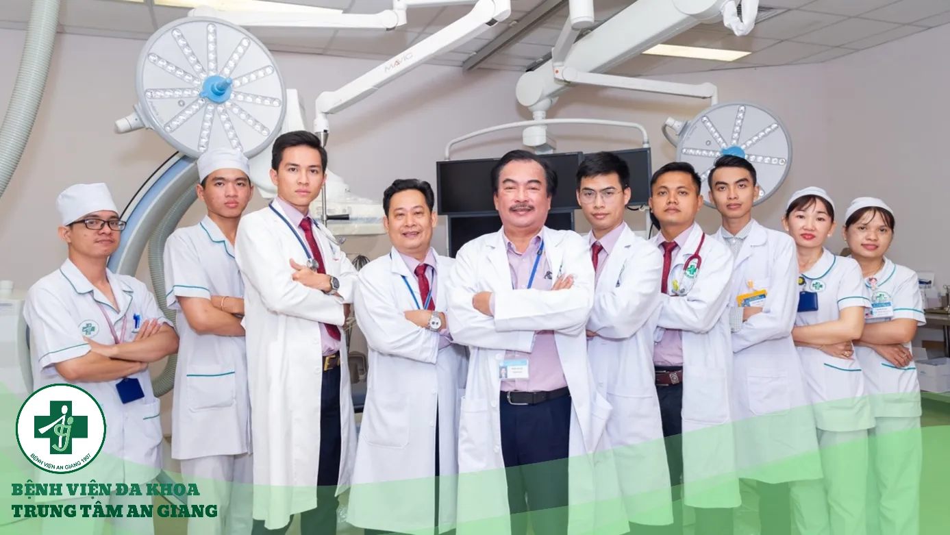 A group of doctors standing together

Description automatically generated