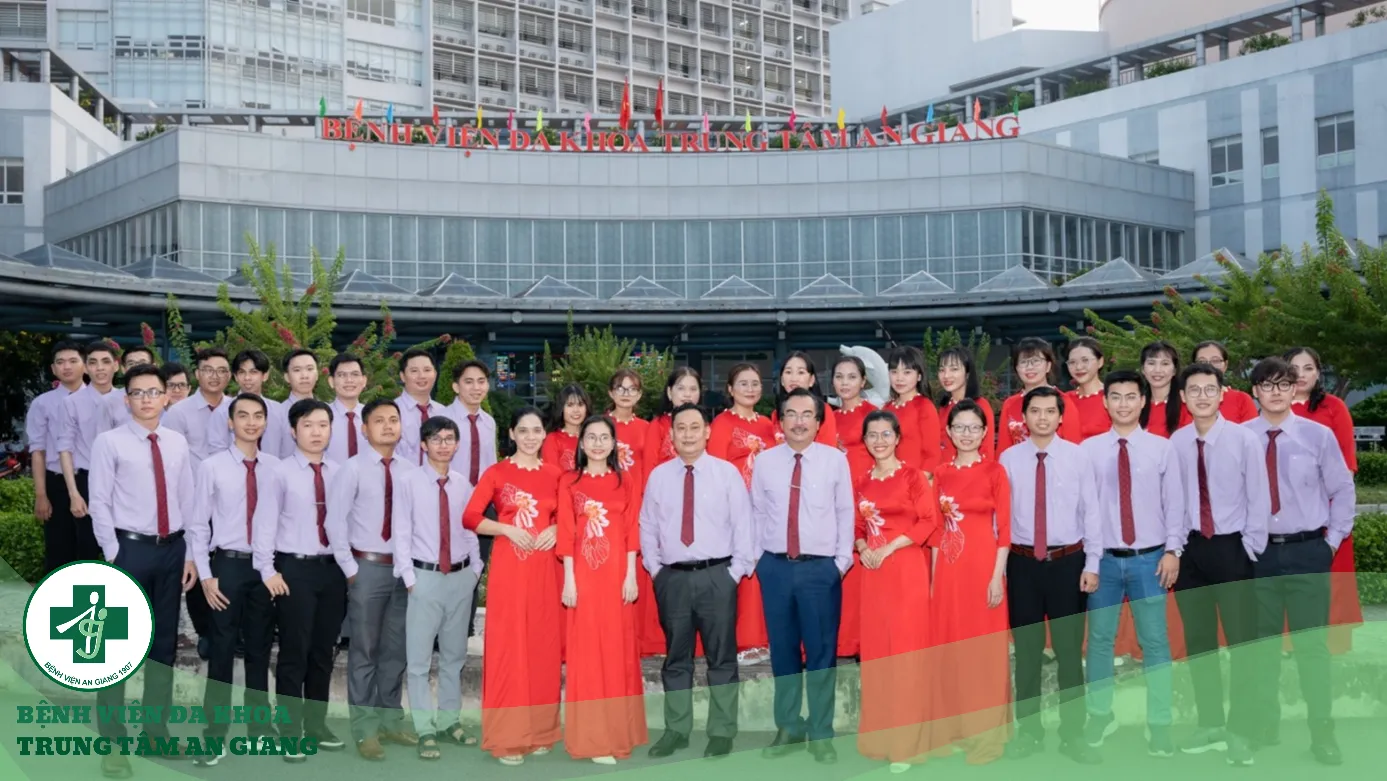 A group of people posing for a photo

Description automatically generated