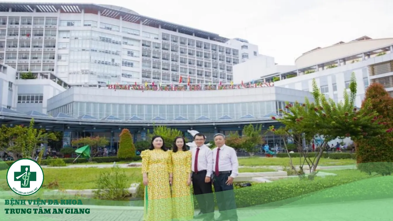 A group of people standing in front of a building

Description automatically generated