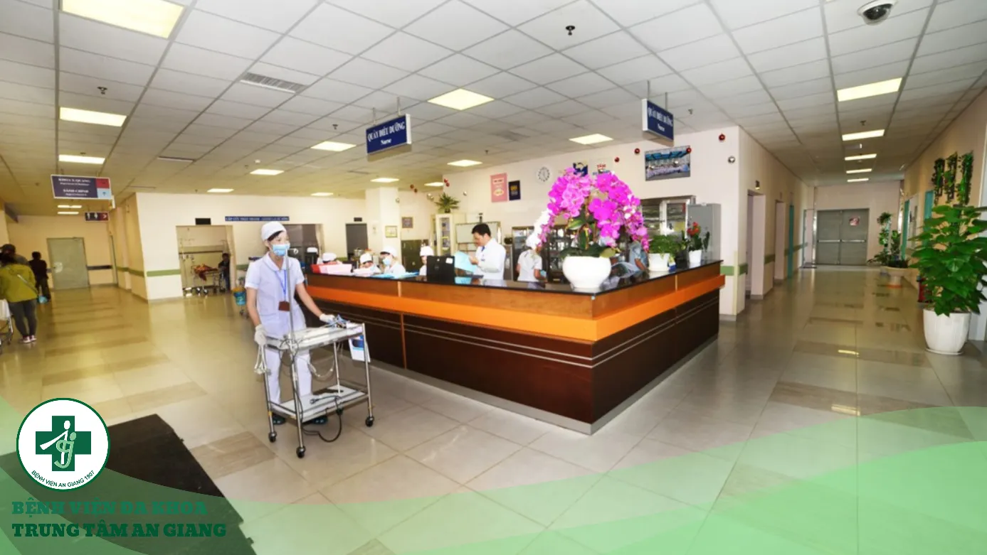 A hospital reception desk with people wearing face masks

Description automatically generated