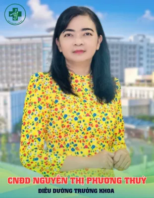 A person with long black hair wearing a yellow floral shirt

Description automatically generated