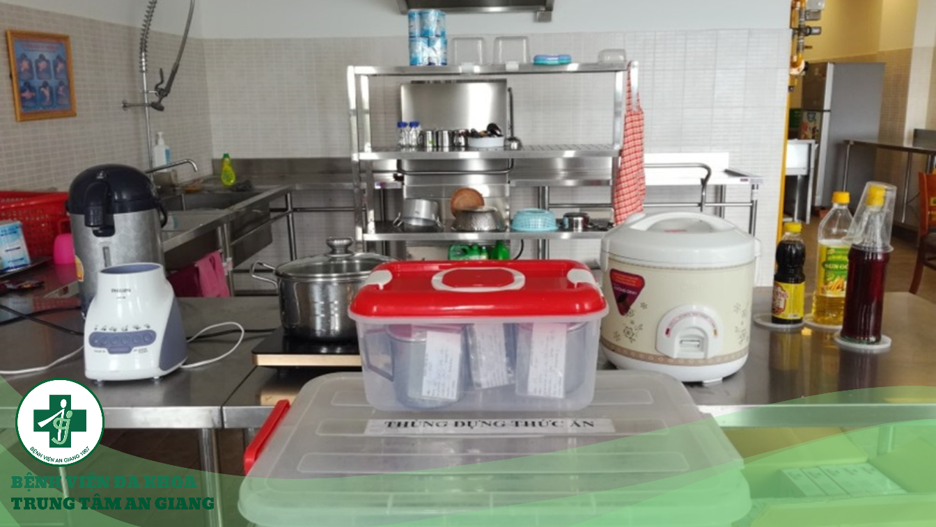 A plastic container with a red lid on top of a counter

Description automatically generated