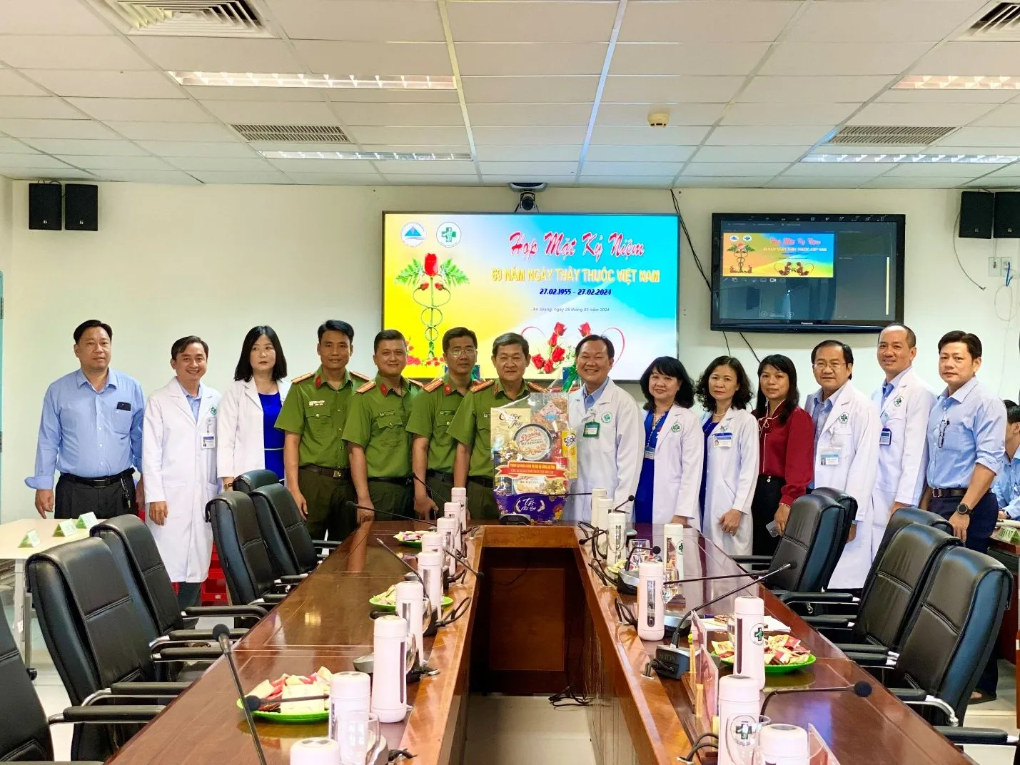 D:\FILE CỦA HUỆ\Ảnh sự kiện 2024\Các đơn vị chúc mừng ngày 27.02\ảnh sửa\36e99c1805e3a8bdf1f2.jpg