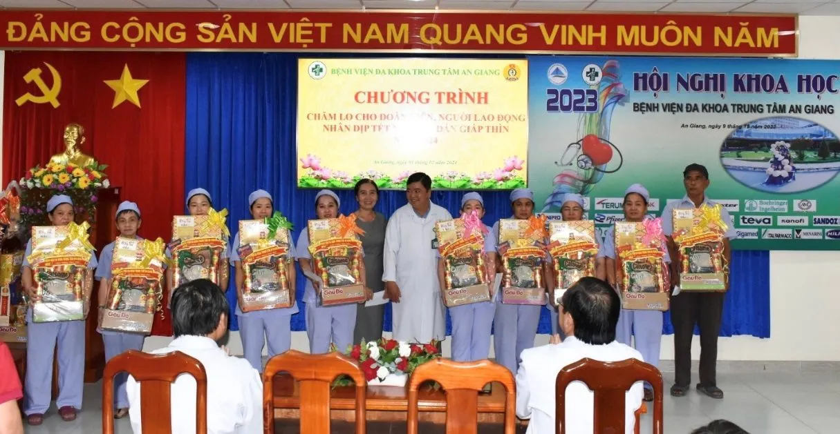 D:\FILE CỦA HUỆ\Ảnh sự kiện 2024\Phát quà Tết cho nhân viên bảo quang, nhà giặt\c6344296b6451c1b4554.jpg
