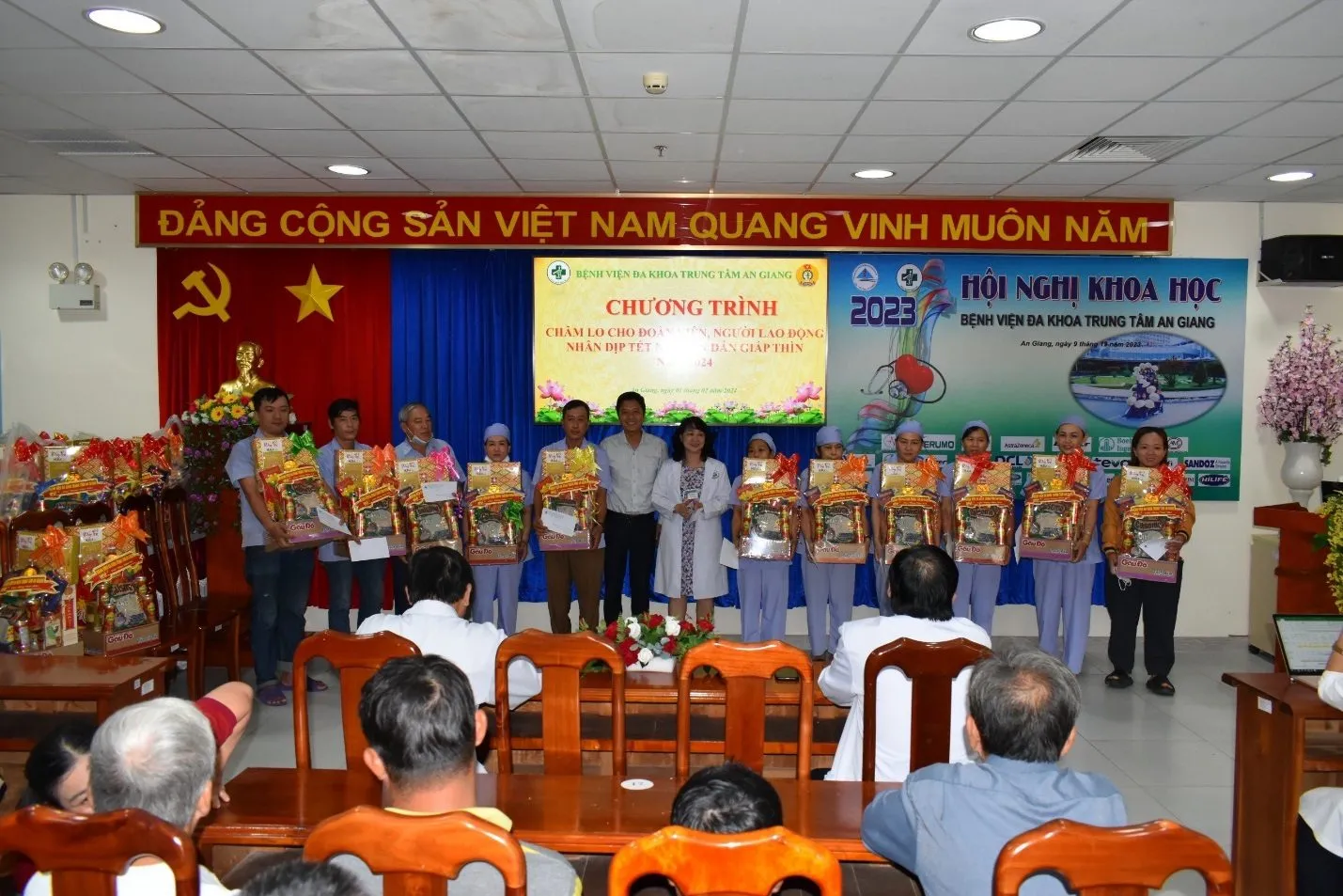 D:\FILE CỦA HUỆ\Ảnh sự kiện 2024\Phát quà Tết cho nhân viên bảo quang, nhà giặt\157b52b6a6650c3b5574.jpg