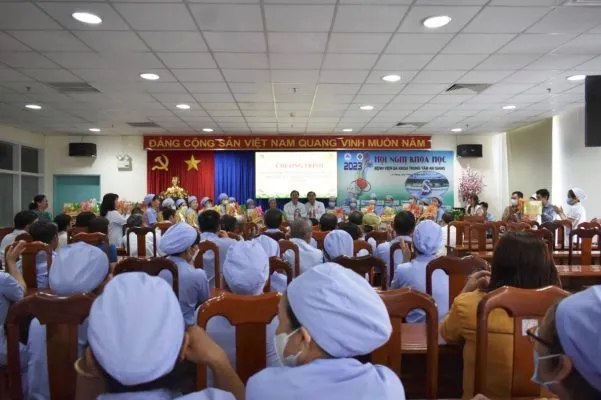 D:\FILE CỦA HUỆ\Ảnh sự kiện 2024\Phát quà Tết cho nhân viên bảo quang, nhà giặt\e5a0cbb8386b9235cb7a.jpg