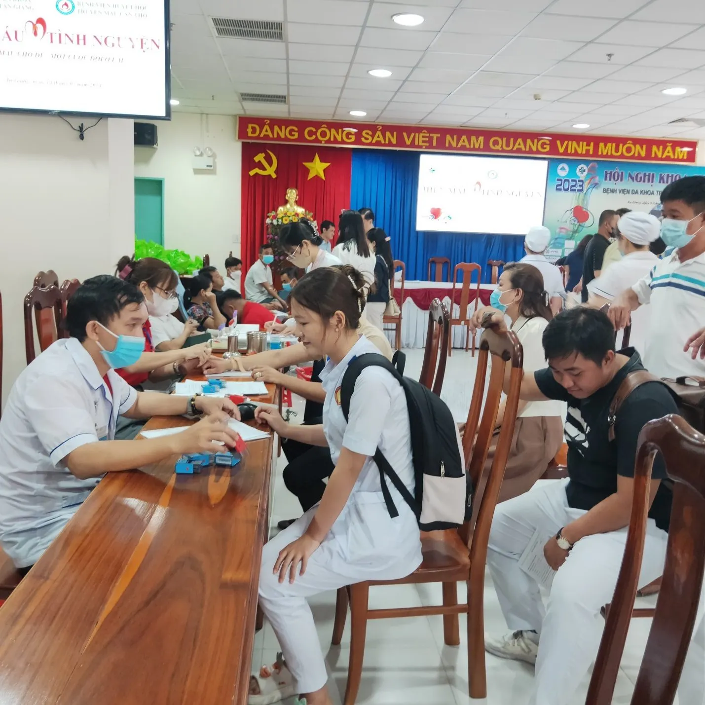 C:\Users\Administrator\Pictures\hiến máu đợt 1\3e3ba3b9a3770f295666.jpg