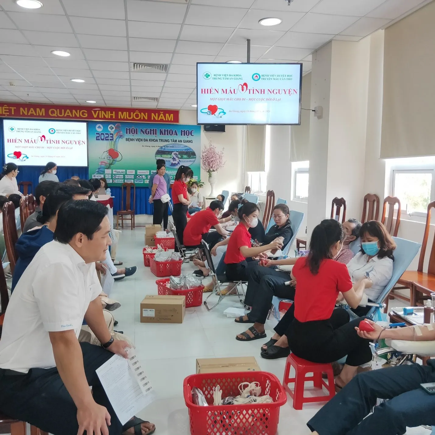 C:\Users\Administrator\Pictures\hiến máu đợt 1\a7402cff2c31806fd920.jpg