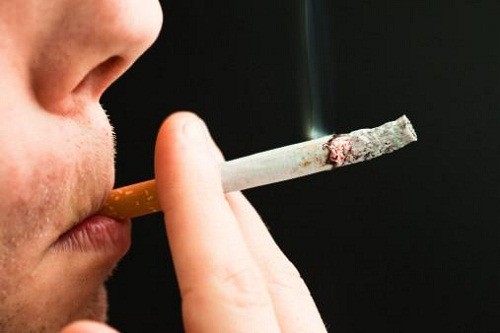 Hình ảnh ung thư miệng 3 - Hút thuốc lá, rượu bia là những yếu tố làm gia tăng nguy cơ mắc ung thư miệng.