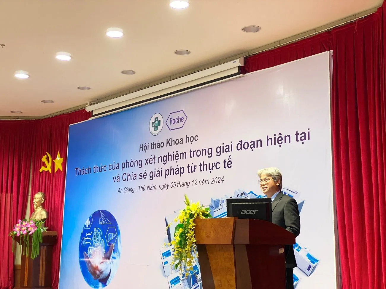 D:\FILE CỦA HUỆ\Ảnh sự kiện 2024\Khánh thành hệ thống xét nghiệm tự động\z6102455975818_3270c9282f8572d0064709ffaa094e6c.jpg