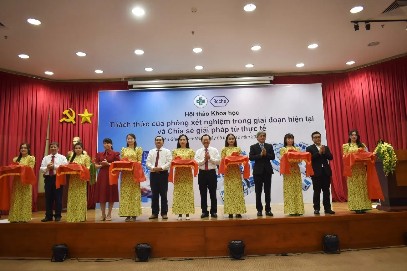 D:\FILE CỦA HUỆ\Ảnh sự kiện 2024\Khánh thành hệ thống xét nghiệm tự động\z6102456151329_672d90c6395909ac35ed0167fd43141a.jpg