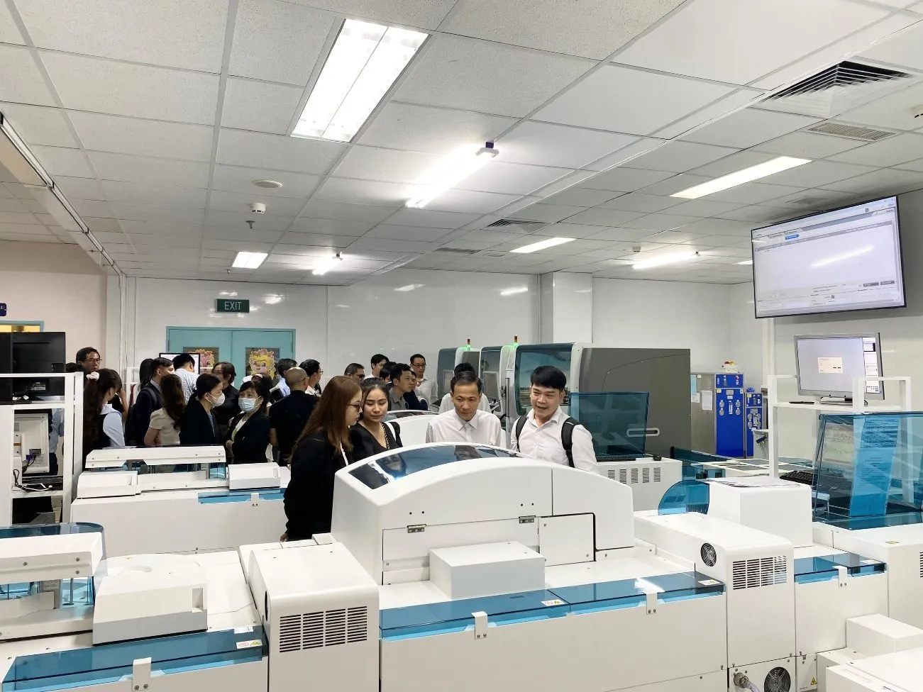 D:\FILE CỦA HUỆ\Ảnh sự kiện 2024\Khánh thành hệ thống xét nghiệm tự động\z6102456425318_91721efde7aa270543eb7362cc309b8c.jpg