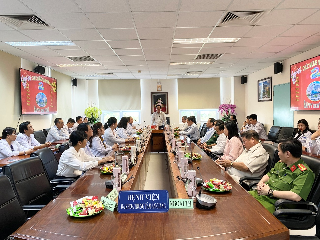 D:\FILE CỦA HUỆ\Ảnh sự kiện 2025\Chủ tịch UBND tỉnh chúc Tết\z6229841893171_5a715068c21ad0e7d7add4b22cc7dc78.jpg