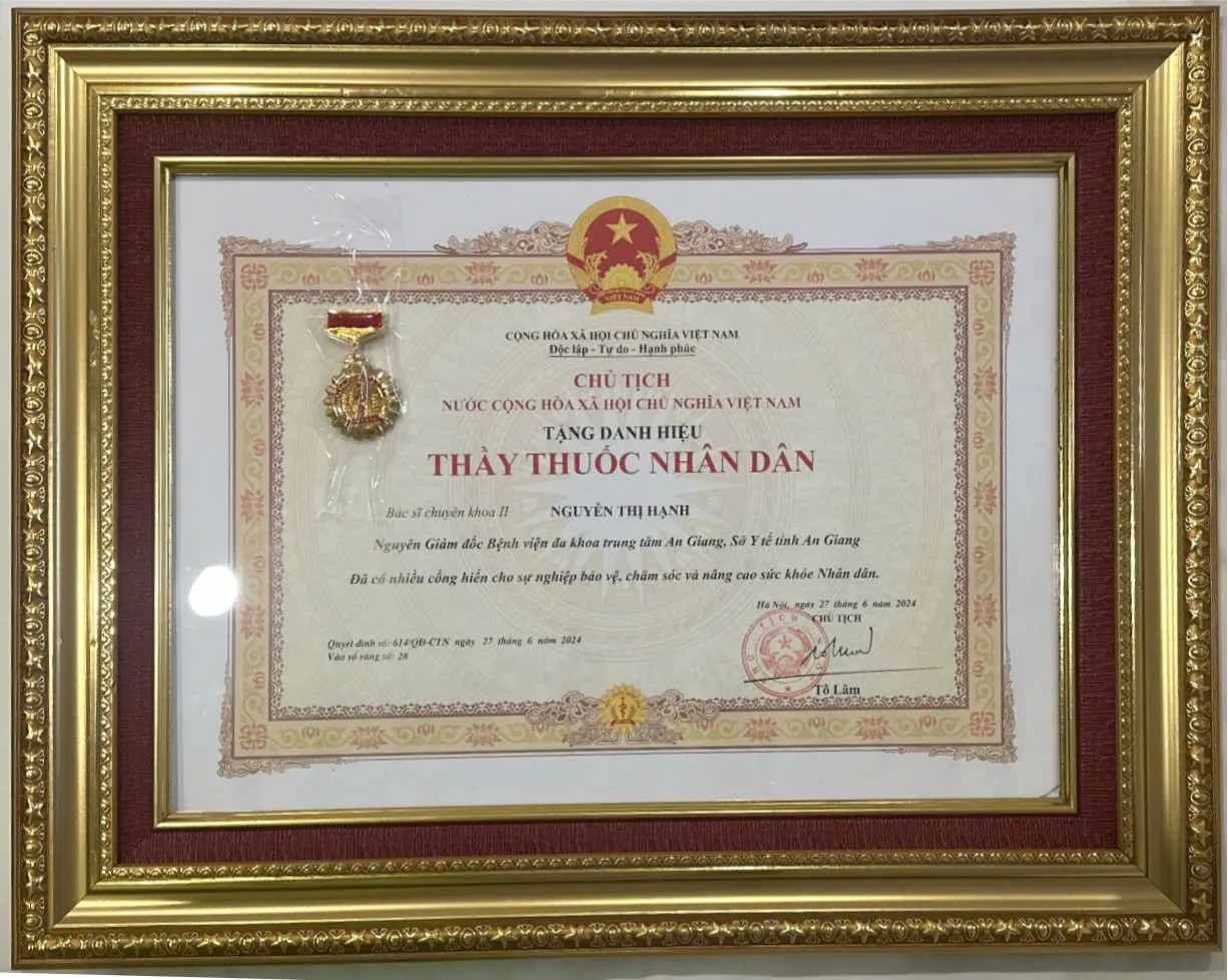 D:\FILE CỦA HUỆ\Ảnh sự kiện 2025\BS Nguyễn Thị Hạnh nhân danh hiệu TTND\z6354301798794_4e0cacd58ca2ca26cfa318fdb42c422a.jpg