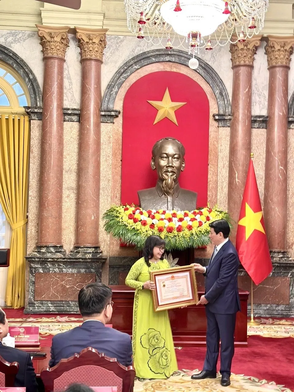 D:\FILE CỦA HUỆ\Ảnh sự kiện 2025\BS Nguyễn Thị Hạnh nhân danh hiệu TTND\z6353248196372_571d5cf59fe9059df1714f5a32d6e7a1.jpg