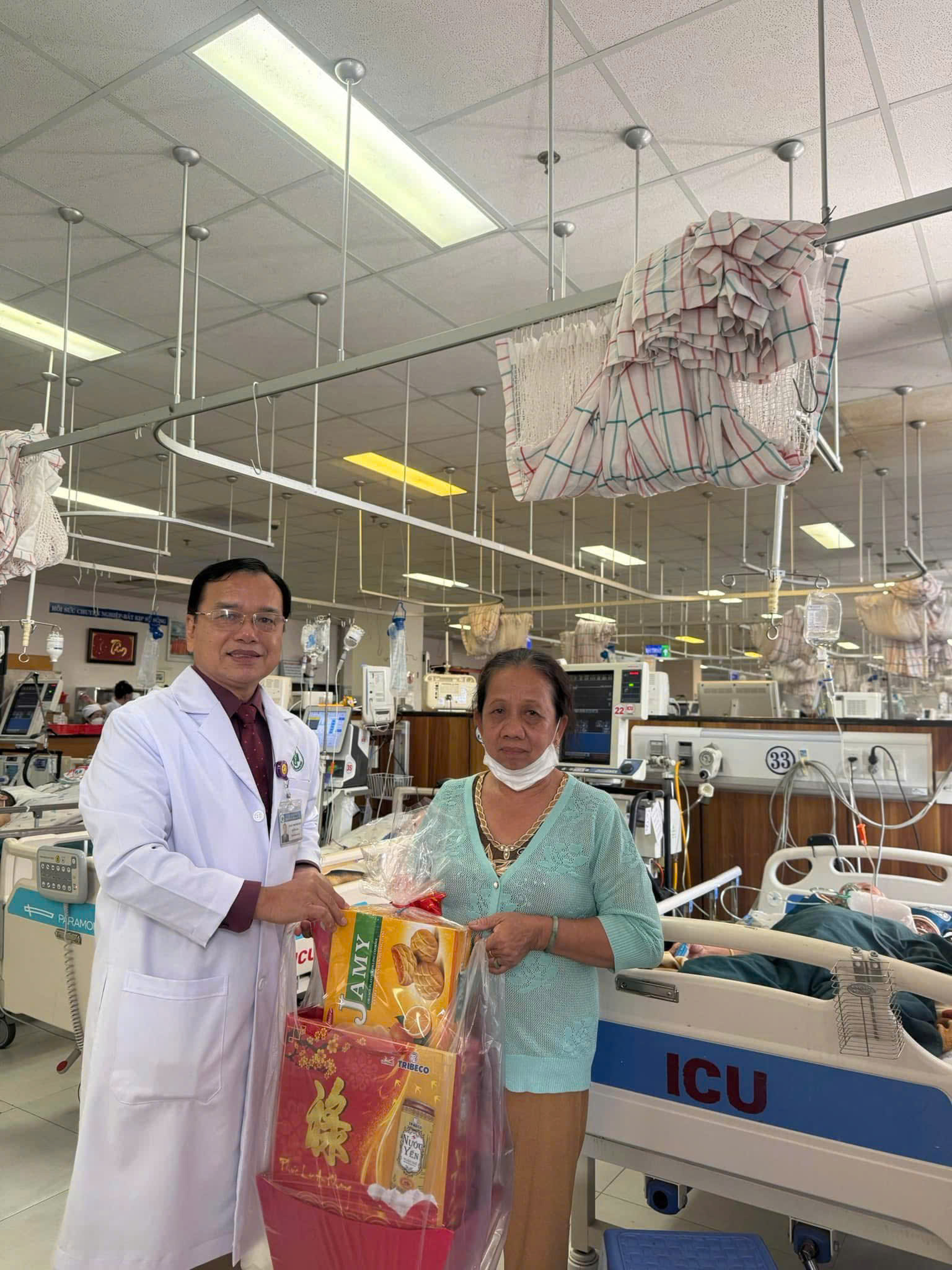 D:\FILE CỦA HUỆ\Ảnh sự kiện 2025\Tặng quà bệnh nhân đêm 30 Tết\z6289996580933_0da93443990677d44a42ce9689e5c215.jpg