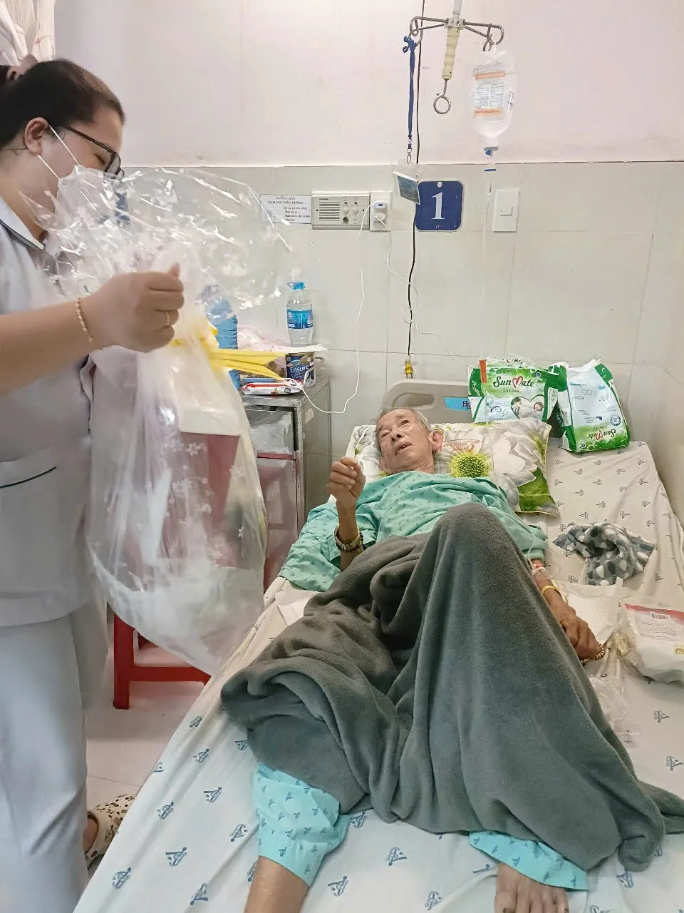 D:\FILE CỦA HUỆ\Ảnh sự kiện 2025\Tặng quà bệnh nhân đêm 30 Tết\z6290004874253_cc6fb0974b86567e4a8269d86b18477e.jpg