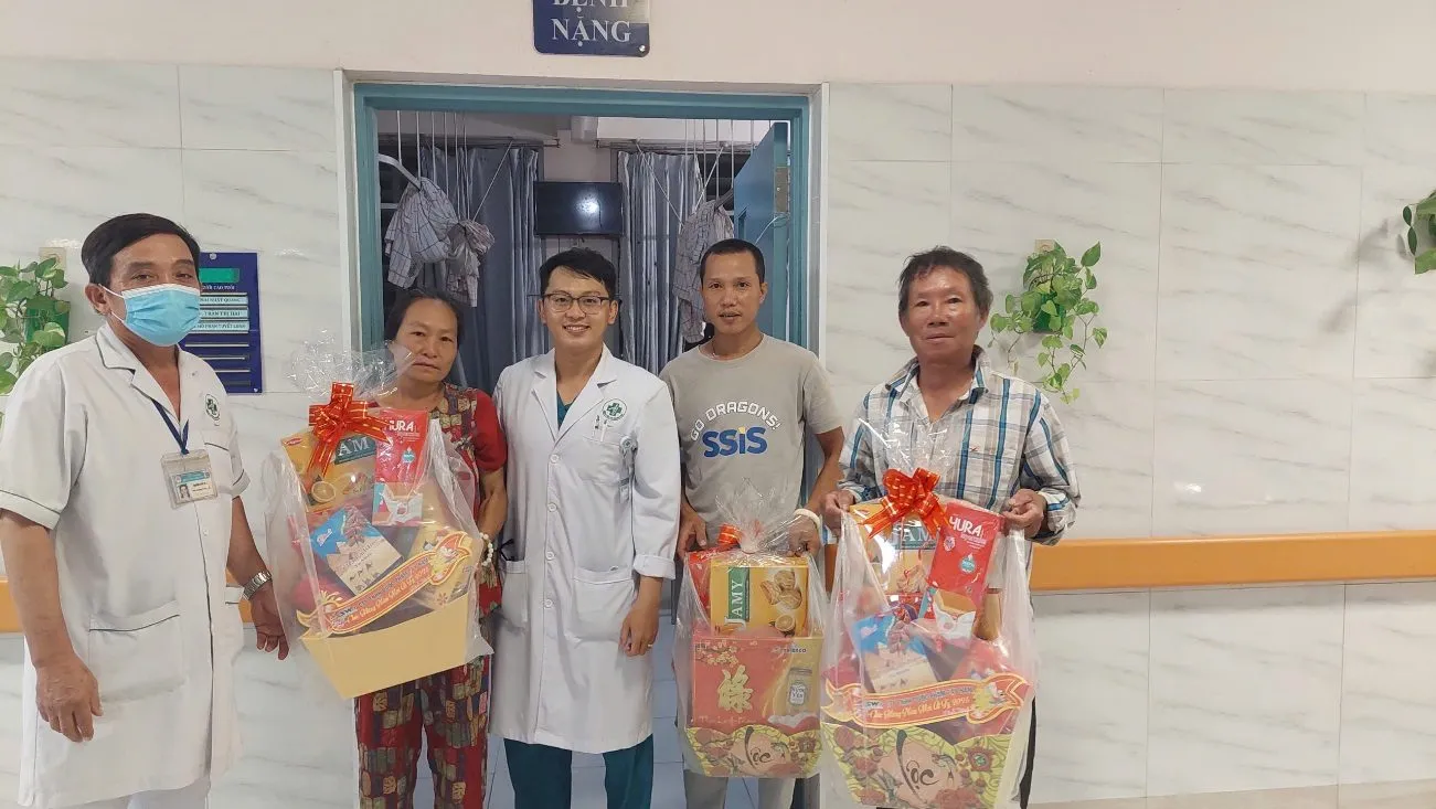D:\FILE CỦA HUỆ\Ảnh sự kiện 2025\Tặng quà bệnh nhân đêm 30 Tết\z6290036675724_4c06bcd4a59bda51a79d6ae9516536a7.jpg