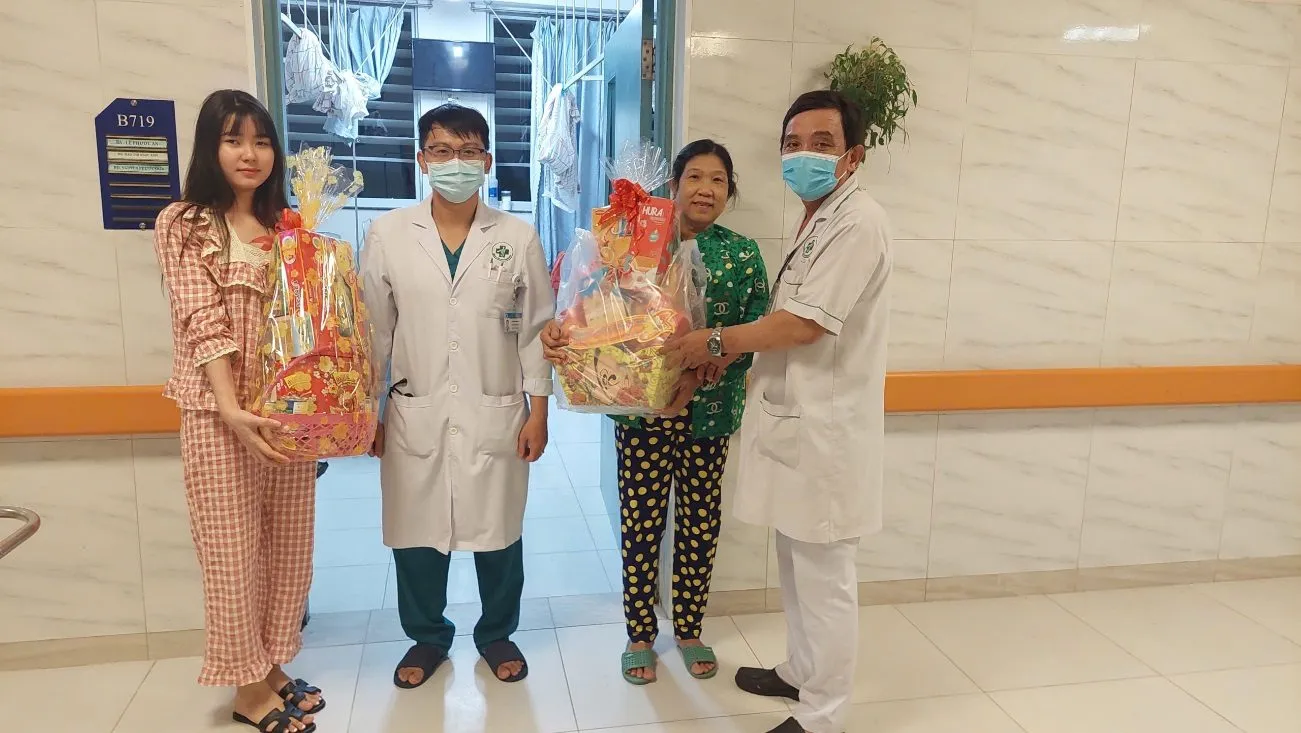 D:\FILE CỦA HUỆ\Ảnh sự kiện 2025\Tặng quà bệnh nhân đêm 30 Tết\z6290036681402_a1e0ba8256e0de94fe6056b73f0b5928.jpg