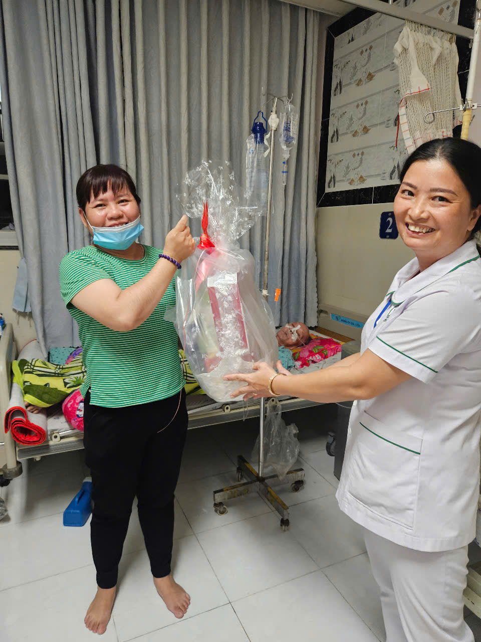 D:\FILE CỦA HUỆ\Ảnh sự kiện 2025\Tặng quà bệnh nhân đêm 30 Tết\z6289988430544_2084c0d83909a2fa79b62c2e01326b1e.jpg