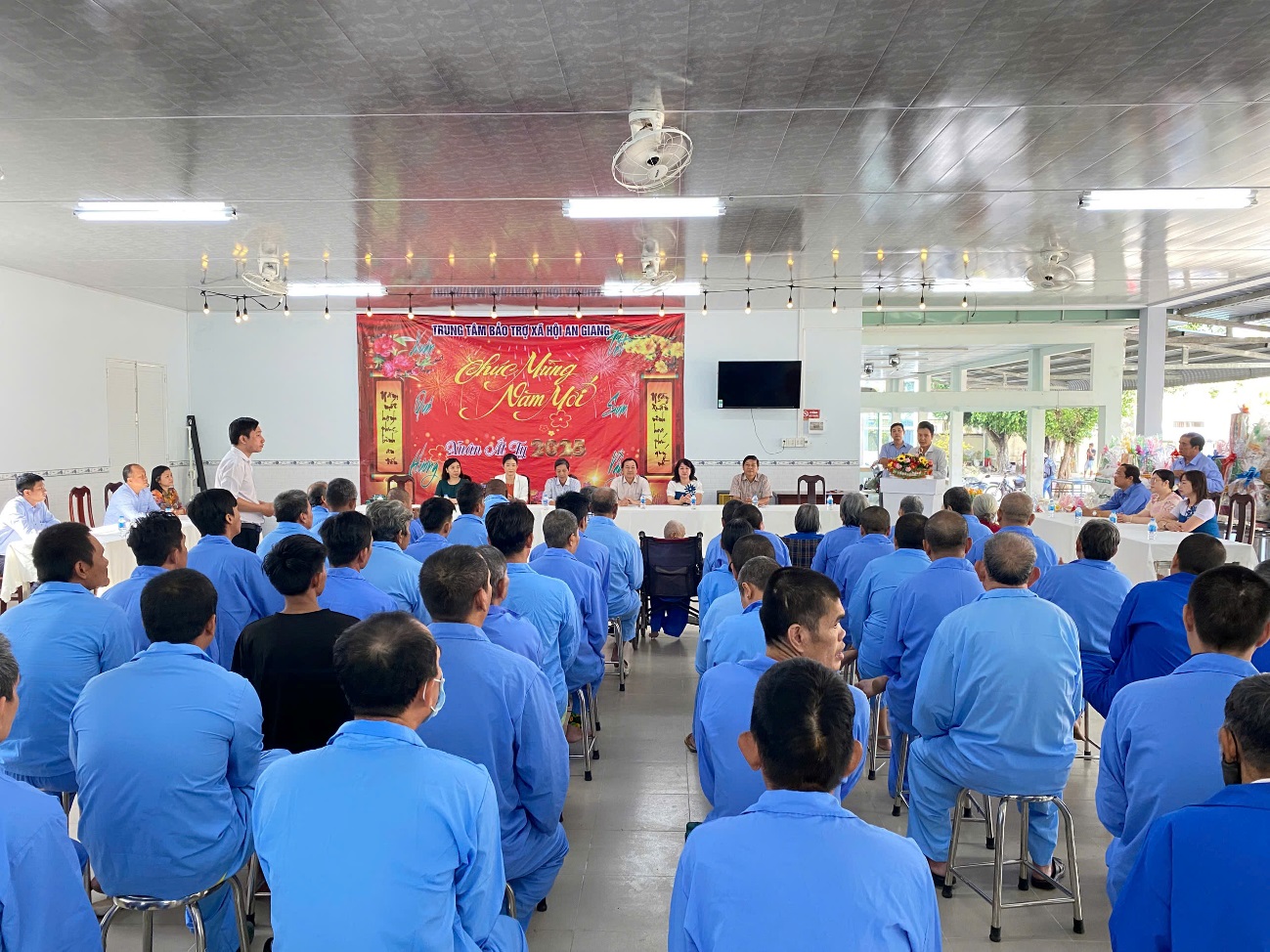 D:\FILE CỦA HUỆ\Ảnh sự kiện 2025\Tặng quà các trung tâm bảo trợ\z6289753800437_46e4ab43801df4c4e81076d8cb2ab619.jpg