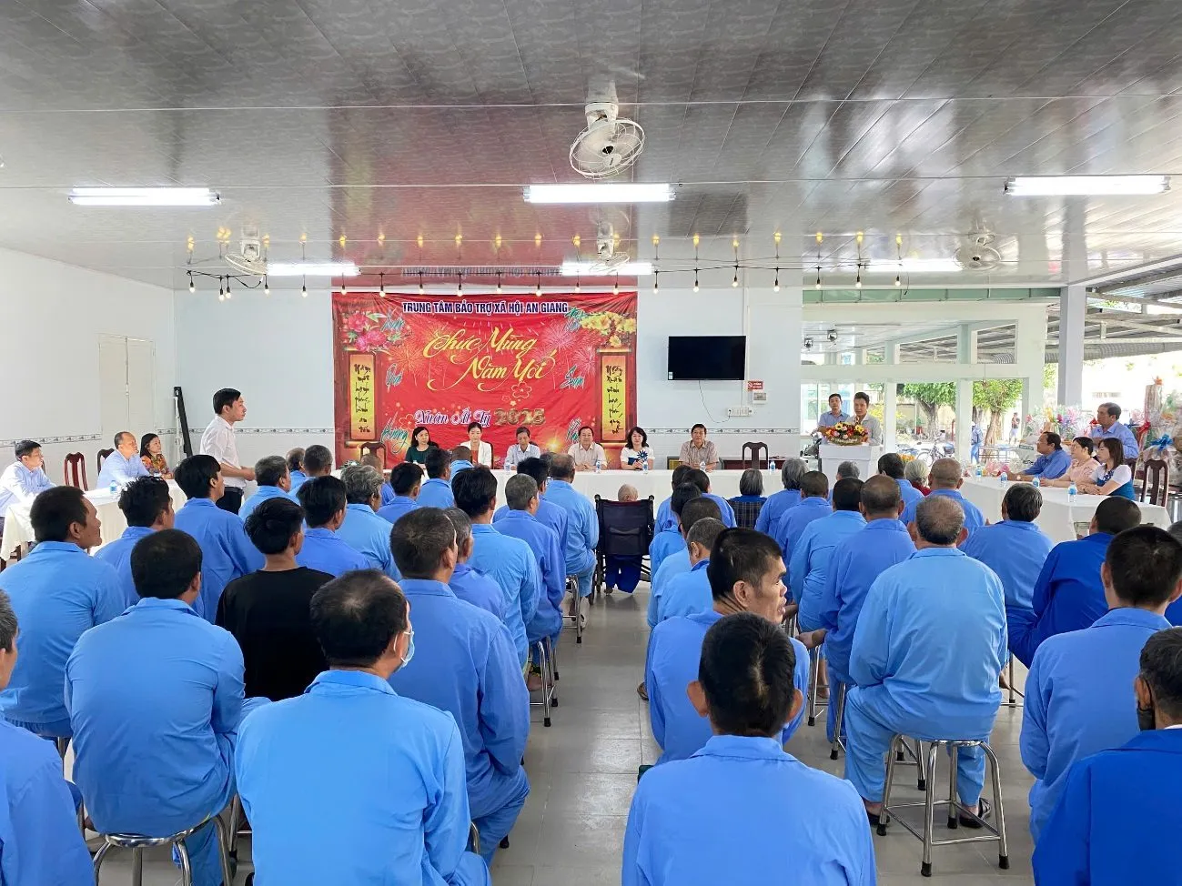 D:\FILE CỦA HUỆ\Ảnh sự kiện 2025\Tặng quà các trung tâm bảo trợ\z6289753800437_46e4ab43801df4c4e81076d8cb2ab619.jpg