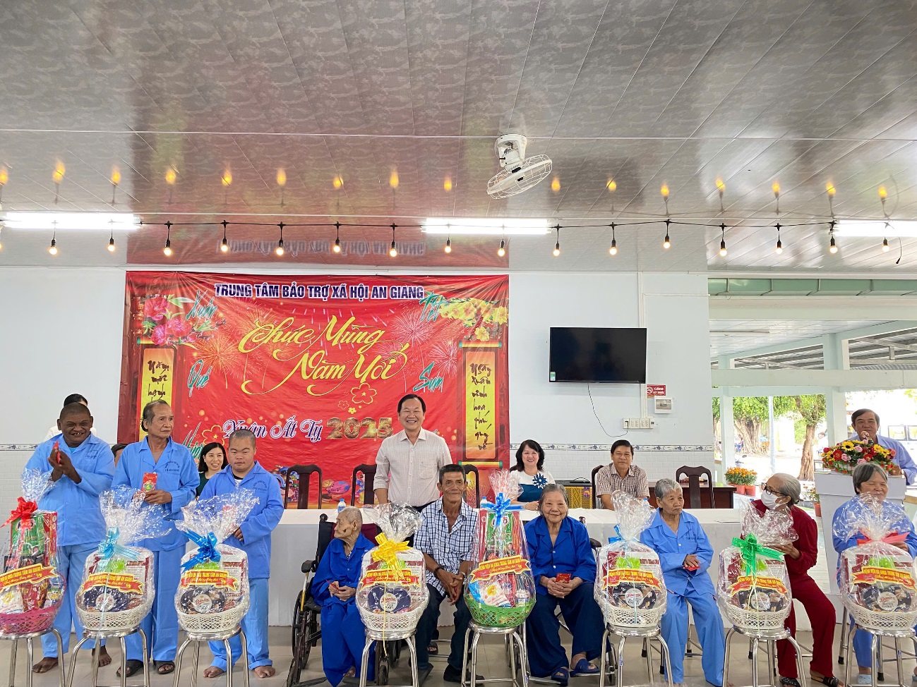 D:\FILE CỦA HUỆ\Ảnh sự kiện 2025\Tặng quà các trung tâm bảo trợ\z6289753783576_47872f0865af5c73b0e7afdffcc28e07.jpg