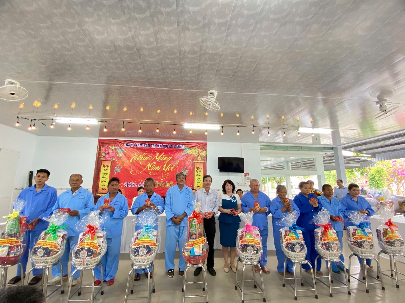 D:\FILE CỦA HUỆ\Ảnh sự kiện 2025\Tặng quà các trung tâm bảo trợ\z6289928245813_29e420c96041673e06a5c11766c98dc5.jpg