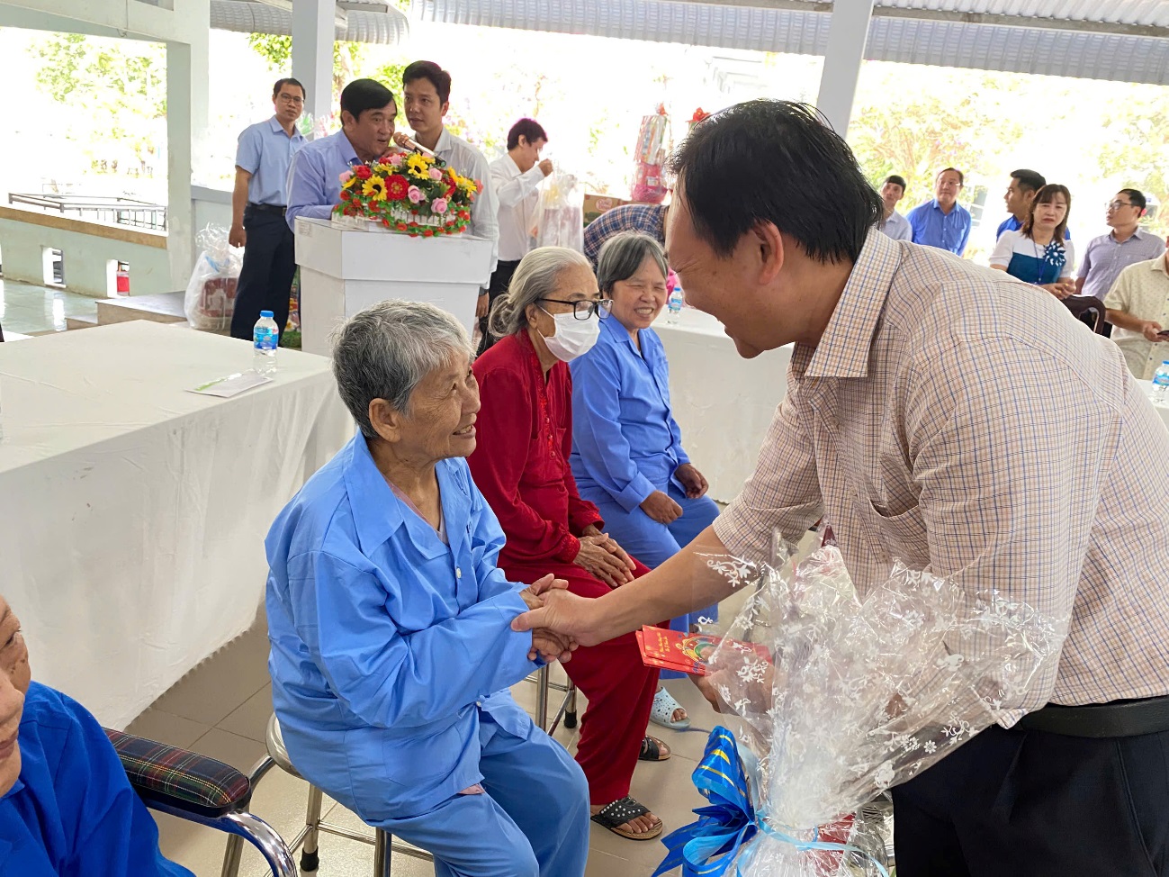 D:\FILE CỦA HUỆ\Ảnh sự kiện 2025\Tặng quà các trung tâm bảo trợ\z6289753781526_61680023600310c976978838f1fa78e9.jpg