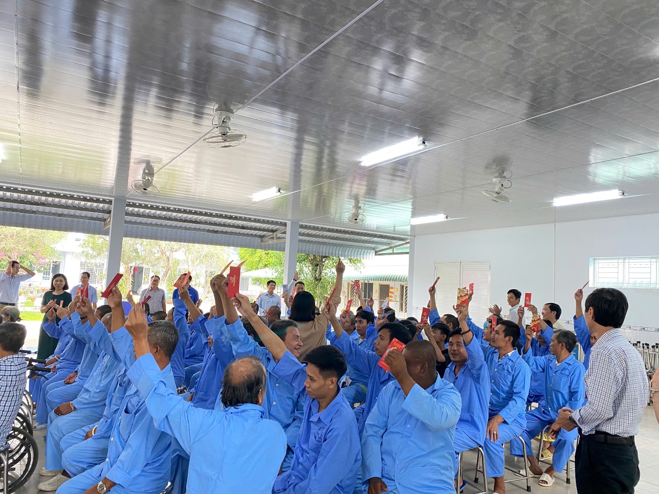 D:\FILE CỦA HUỆ\Ảnh sự kiện 2025\Tặng quà các trung tâm bảo trợ\z6289753773957_8f067d33822f5ba5de3a995ac9f4d9dc.jpg