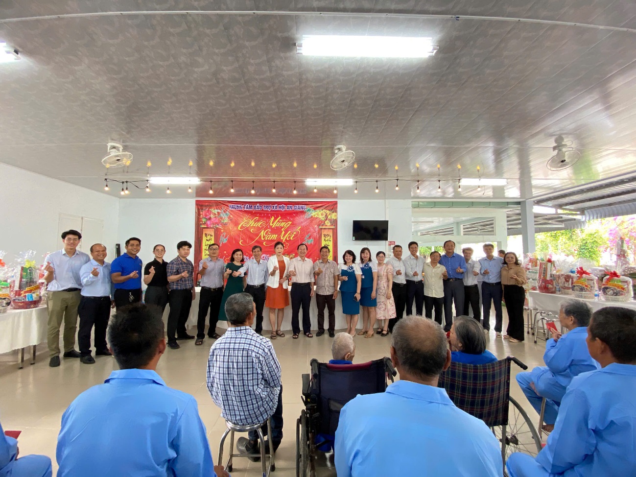 D:\FILE CỦA HUỆ\Ảnh sự kiện 2025\Tặng quà các trung tâm bảo trợ\z6289753755700_7825d5123cf452a9848e5479076e10f1.jpg