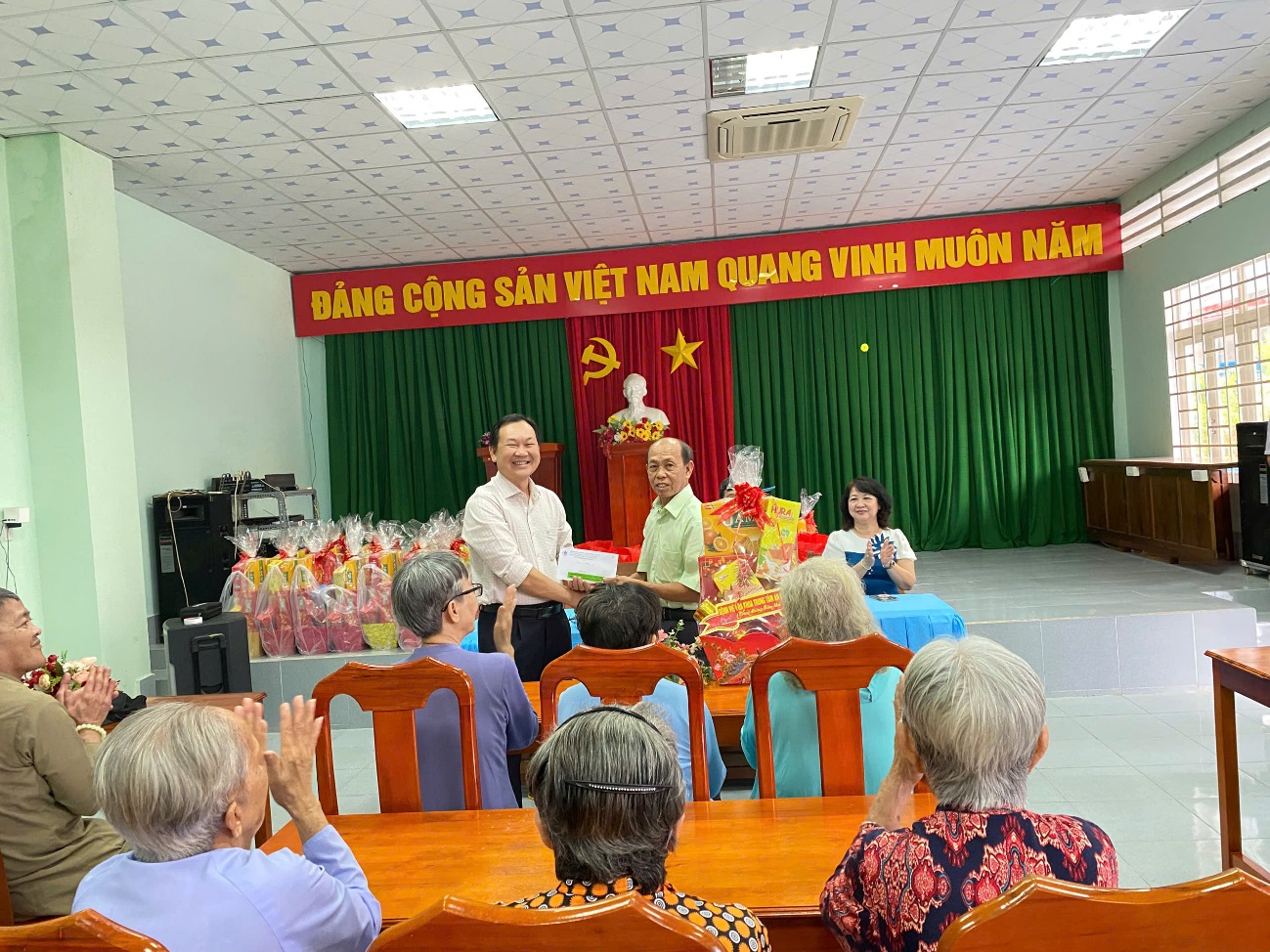 D:\FILE CỦA HUỆ\Ảnh sự kiện 2025\Tặng quà các trung tâm bảo trợ\z6289753749874_fa6ff1176de1e760d747c5d23a144668.jpg