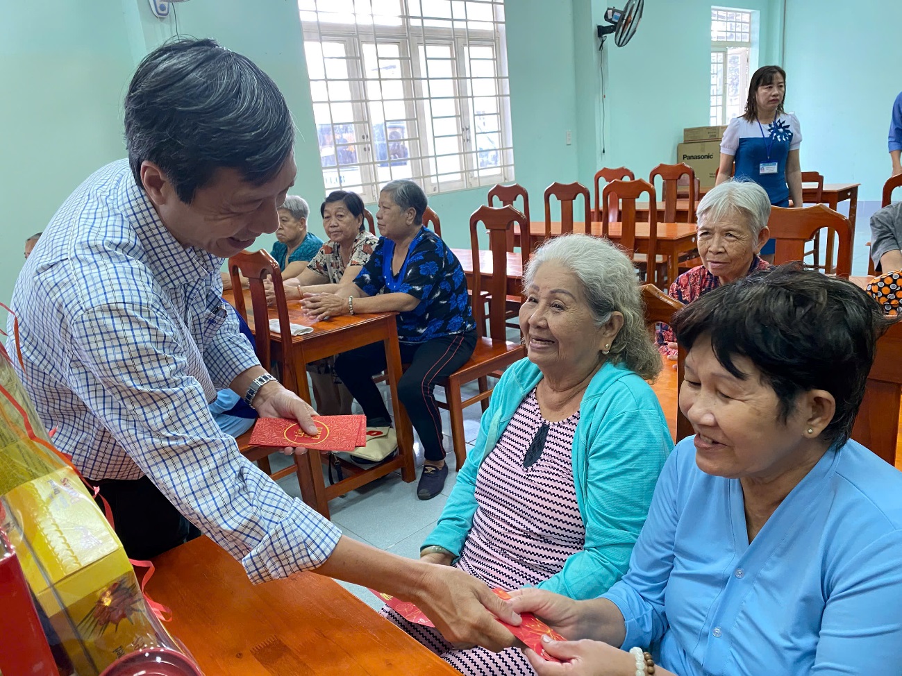 D:\FILE CỦA HUỆ\Ảnh sự kiện 2025\Tặng quà các trung tâm bảo trợ\z6289753741173_3bdc1bee7cb400f77ad98eac2d1352b2.jpg