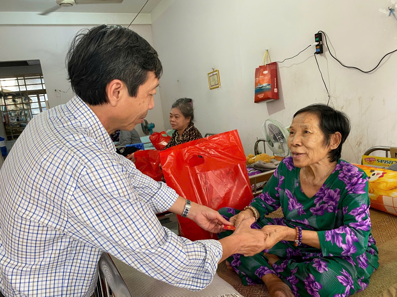 D:\FILE CỦA HUỆ\Ảnh sự kiện 2025\Tặng quà các trung tâm bảo trợ\z6289753714734_b5a4b2e0fbc80dba78148555a8959084.jpg