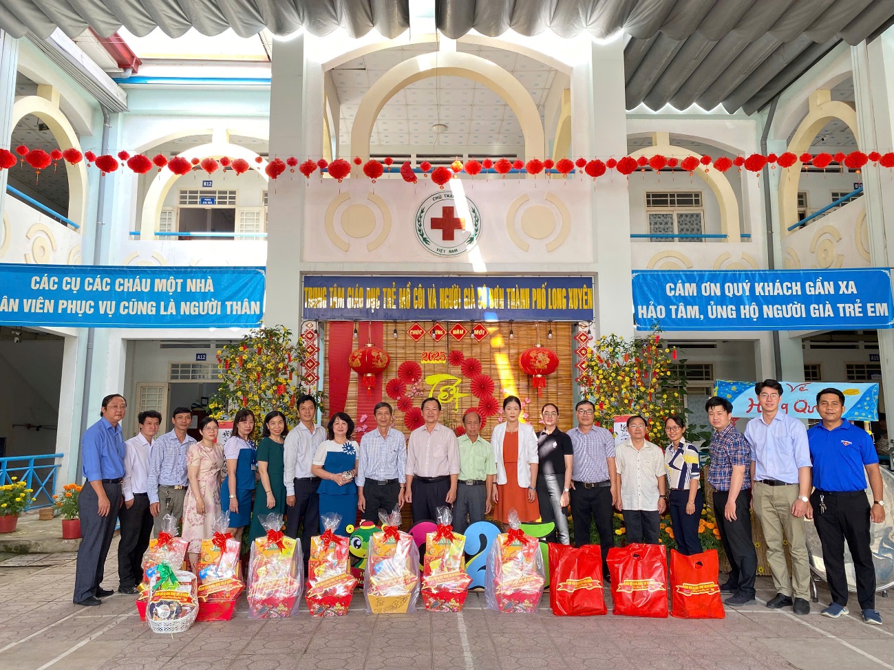 D:\FILE CỦA HUỆ\Ảnh sự kiện 2025\Tặng quà các trung tâm bảo trợ\z6289753704147_60a770a088aef46b31b745cd1d3bc6f5.jpg