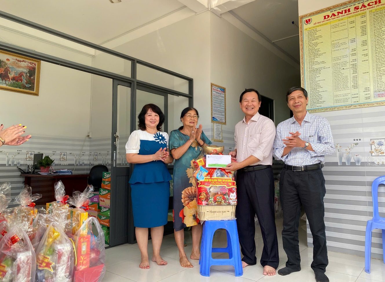 D:\FILE CỦA HUỆ\Ảnh sự kiện 2025\Tặng quà các trung tâm bảo trợ\z6289753695548_d362ea0b3340bc5fecf8c0530169d2f0.jpg