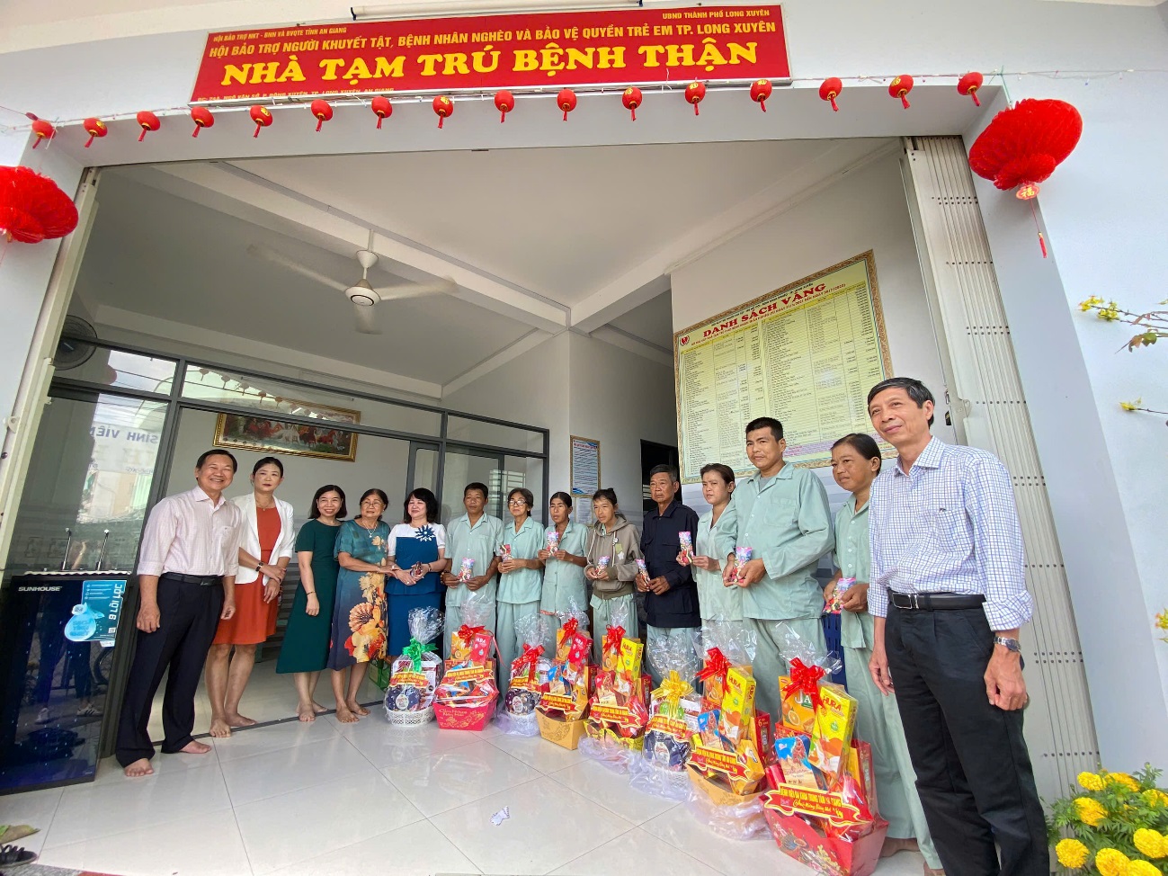 D:\FILE CỦA HUỆ\Ảnh sự kiện 2025\Tặng quà các trung tâm bảo trợ\z6289753682309_ad891dc1b485370d2026a120362fc24d.jpg