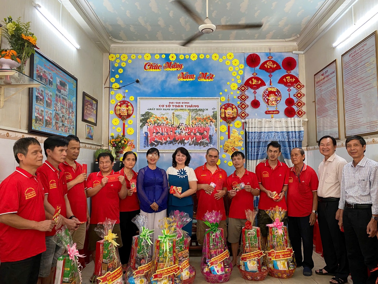 D:\FILE CỦA HUỆ\Ảnh sự kiện 2025\Tặng quà các trung tâm bảo trợ\z6289753663386_f8c5ebb542c7e6dd4883da677388d22d.jpg