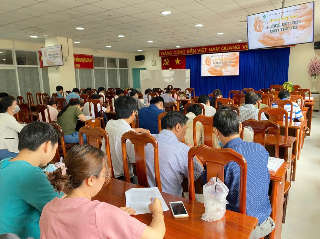 D:\FILE CỦA HUỆ\Ảnh sự kiện 2025\Hướng dẫn đọc điện tâm đồ\z6507515438701_c9f8635d197f8f82baed7b48f73a0d98.jpg