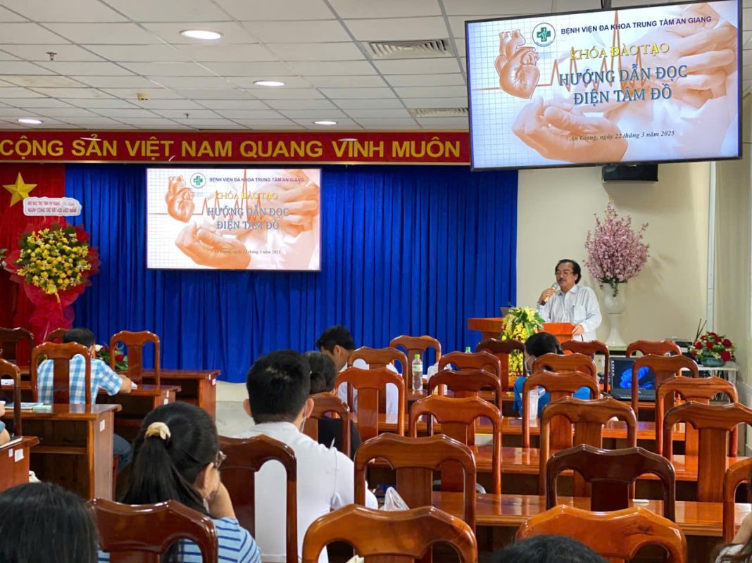 D:\FILE CỦA HUỆ\Ảnh sự kiện 2025\Hướng dẫn đọc điện tâm đồ\z6507512780508_1ebcb2b319c058cafe7dbde8becb70d2.jpg